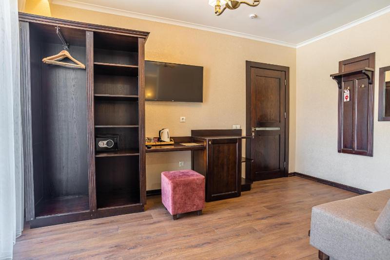 Deluxe Quadruple Room image 2
