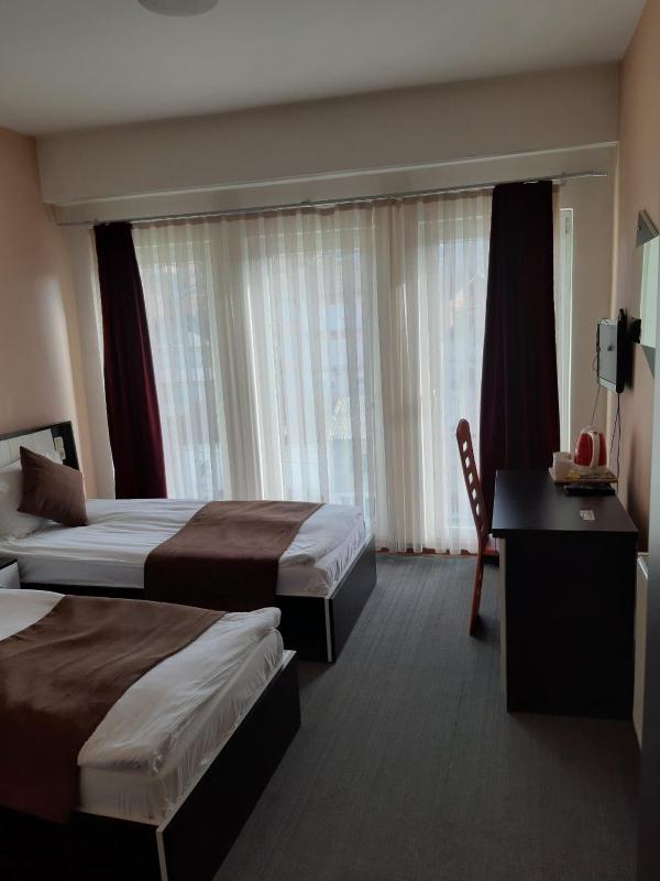 Twin Room image 4