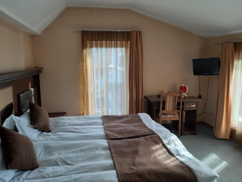 Double Room image 4