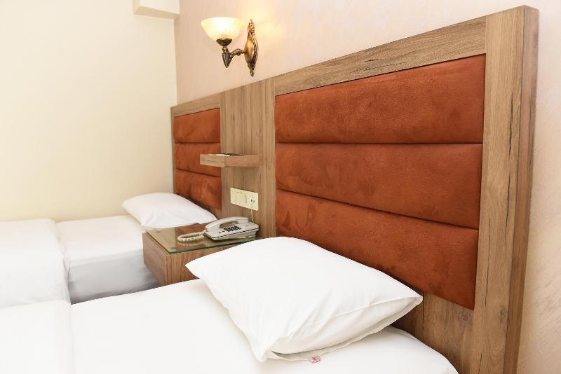 Twin Room image 4