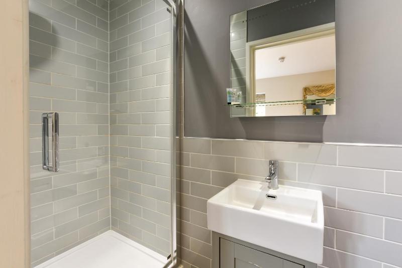 Twin Room with Shower image 3
