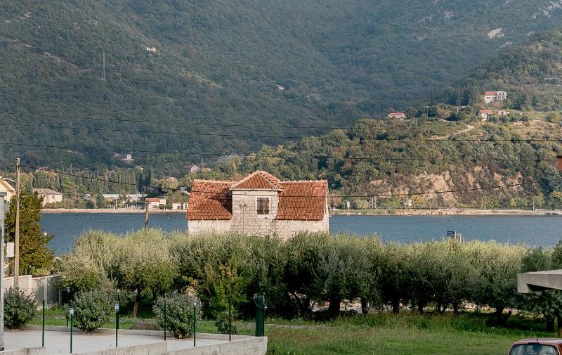 One-Bedroom Apartment with Balcony and Sea View image 3