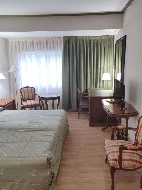 Double Room with Spa Bath image 4