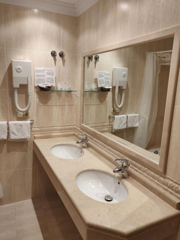 Double Room with Spa Bath image 3