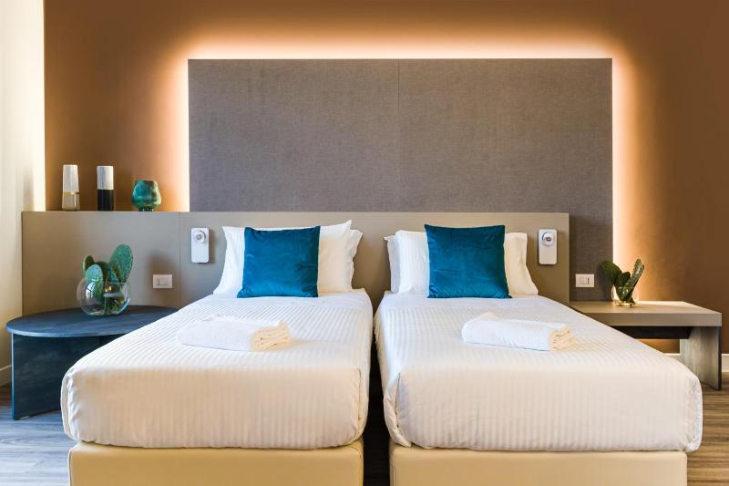 Deluxe Double or Twin Room with Balcony image 4