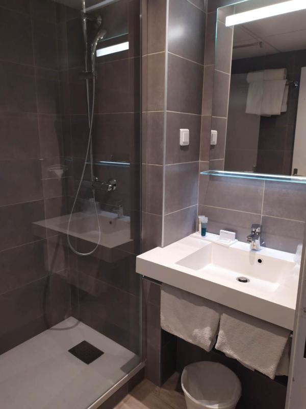 One-Bedroom Apartment image 4