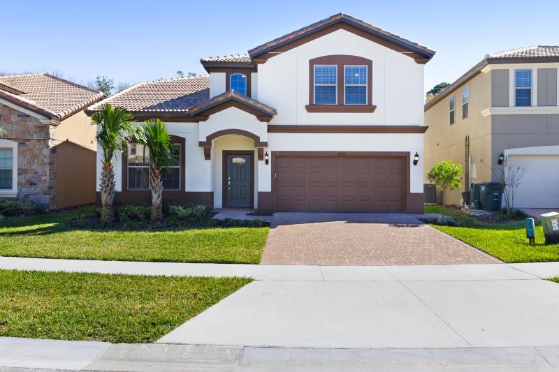Eight Bedroom House image 1