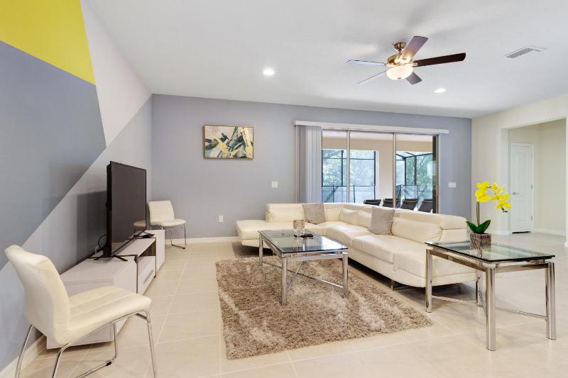 Eight Bedroom House image 2