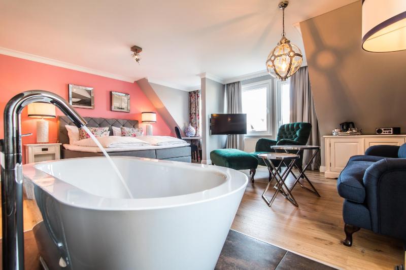 Deluxe Double Room with Bath image 1