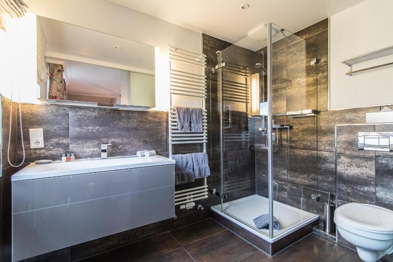 Deluxe Double Room with Bath image 4