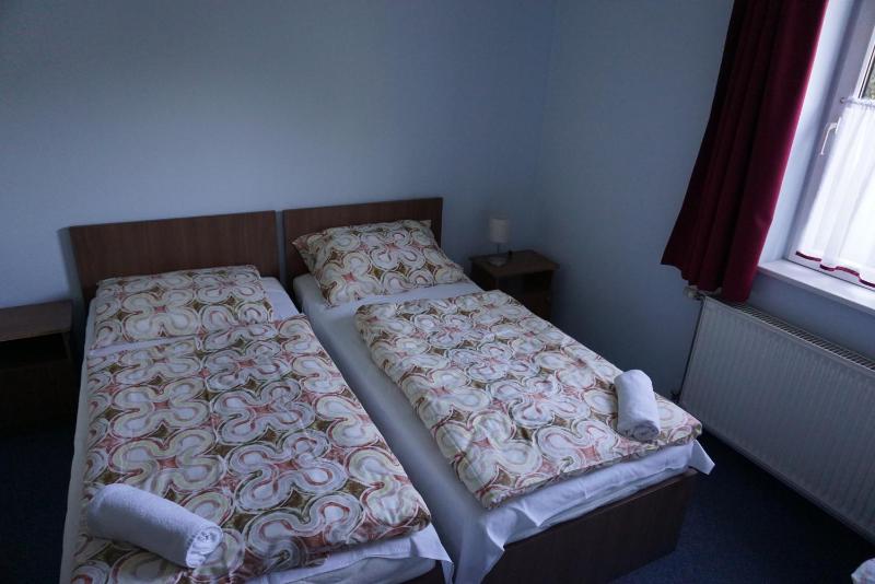 Twin Room image 4