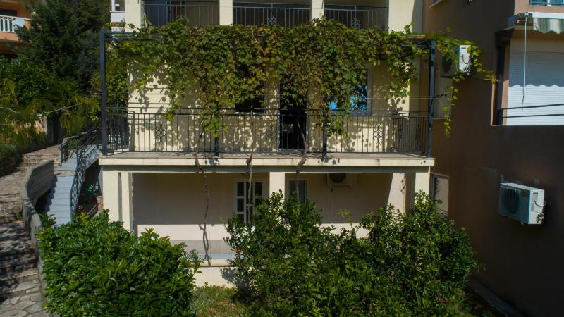 One-Bedroom Apartment with Balcony and Sea View image 3