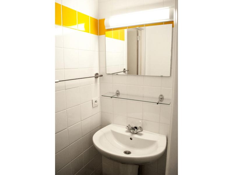 Twin Room with Bath image 3