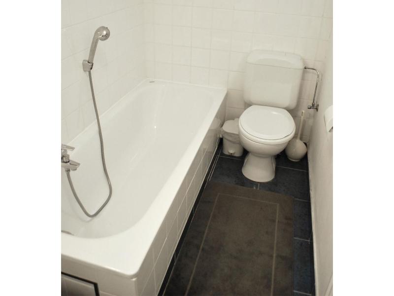 Twin Room with Bath image 4