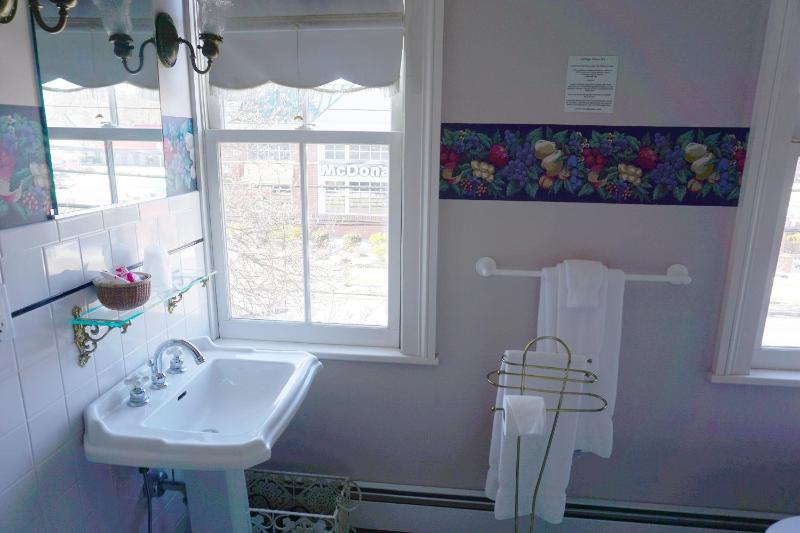 Premium King Room with Jetted Tub image 4