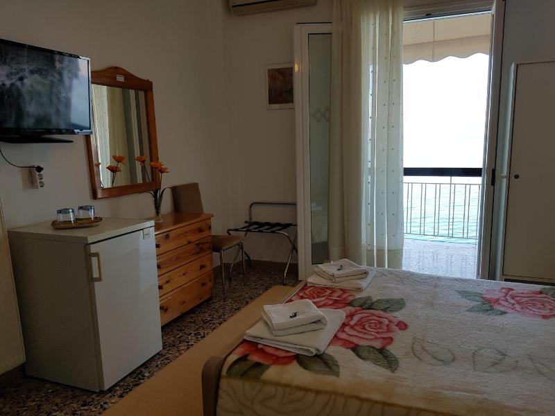 Double Room with Balcony and Sea View image 4