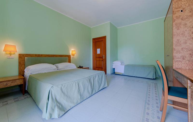 Standard Double Room image 4