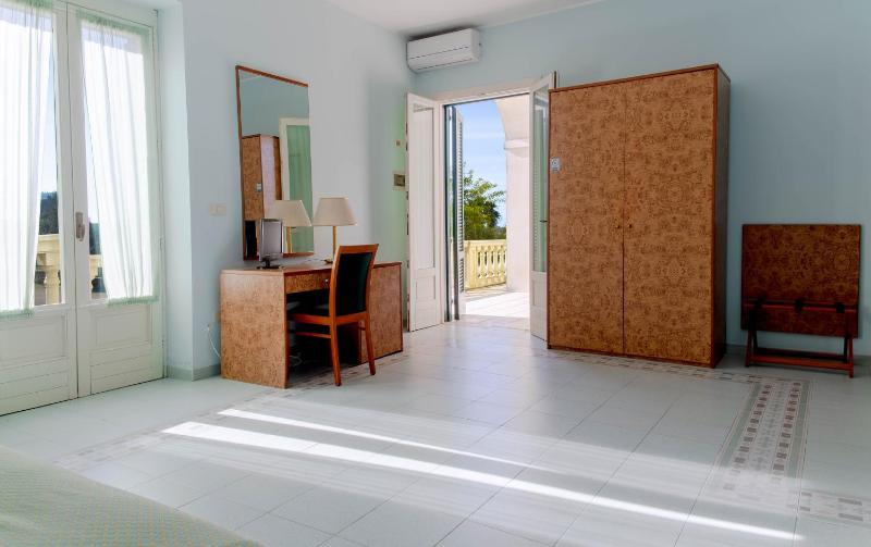 Standard Triple Room image 3