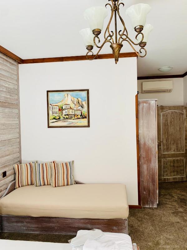 Triple Room with Bath image 4