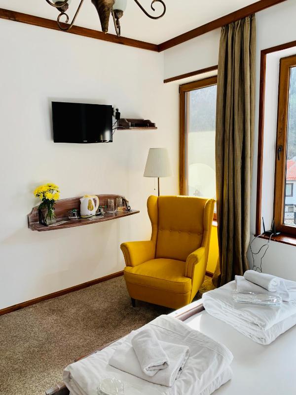Triple Room with Bath image 3