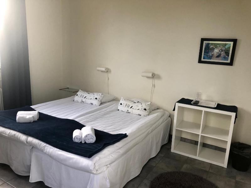 Twin room with private toilet (shared shower) image 4