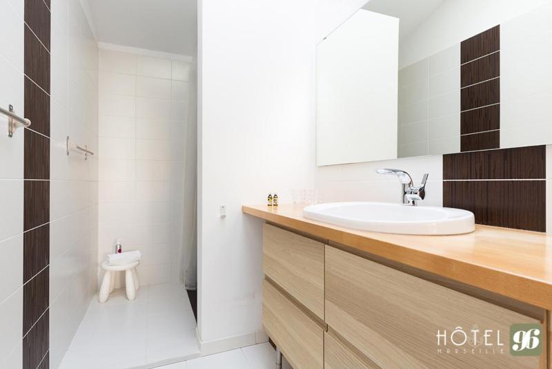 Classic Double Room image 4