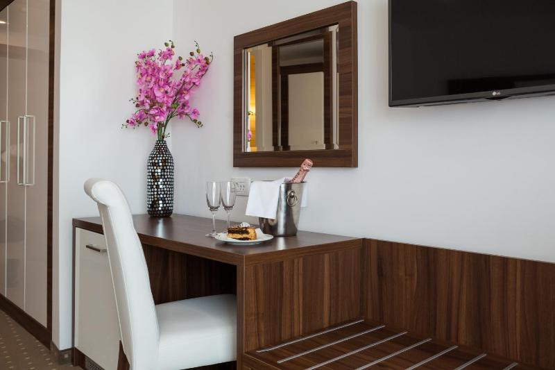 Superior Triple Room with Sea View image 4
