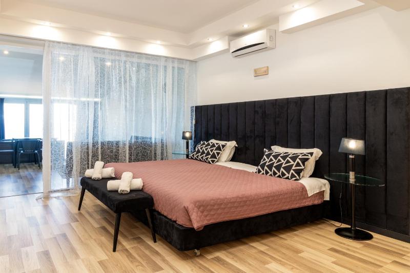 Deluxe Suite with Spa Bath image 3