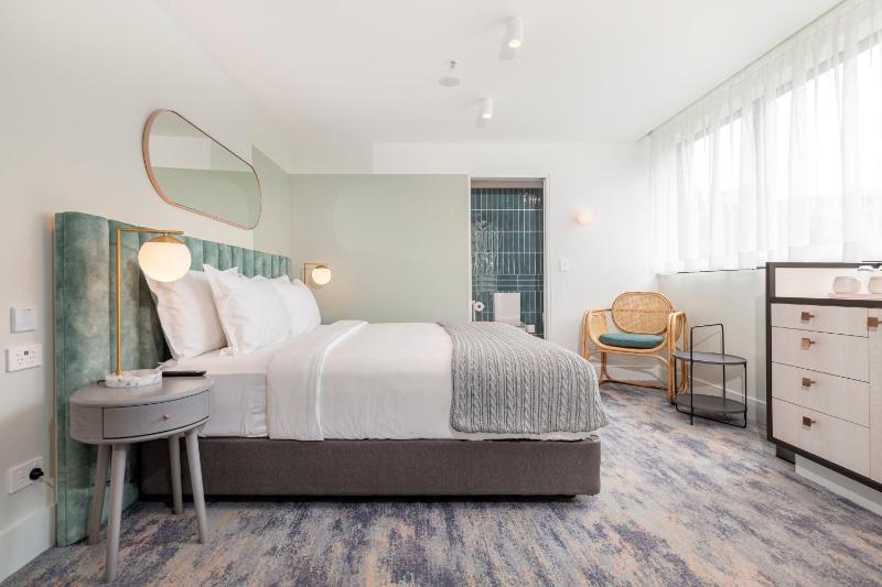 Deluxe King Room with Bath image 1