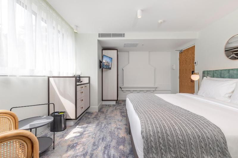 Deluxe King Room with Bath image 4