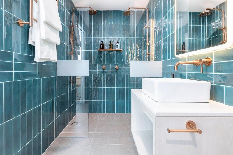 Deluxe King Room with Bath image 2