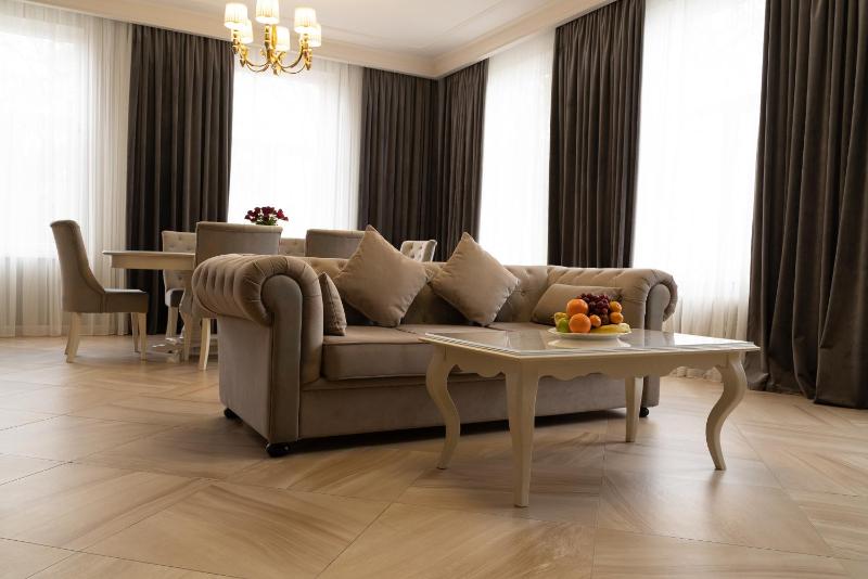 Queen Suite with Spa Bath image 1