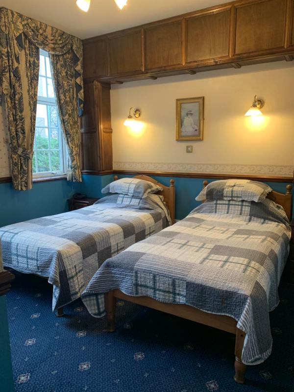Standard Twin Room image 2