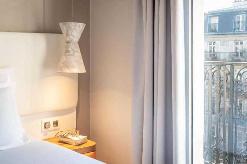 Double Room with Balcony image 4