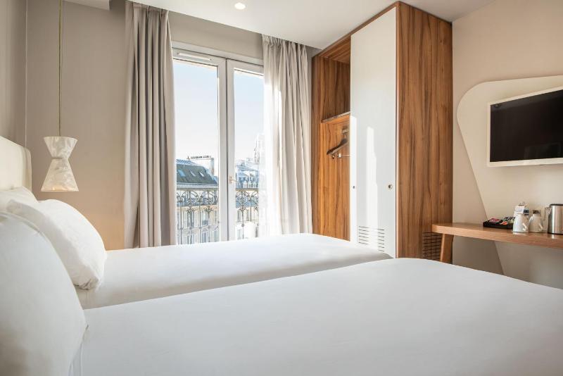 Double Room with Balcony image 3