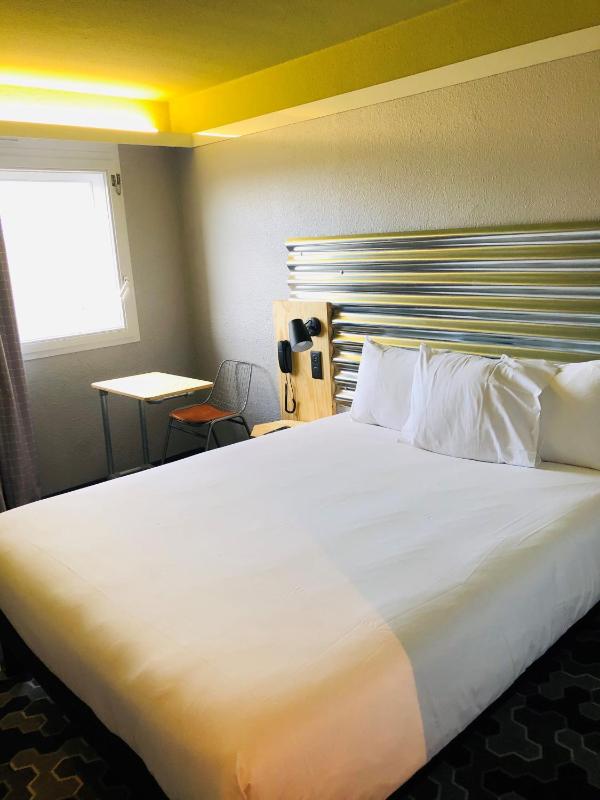 Standard Double Room image 2