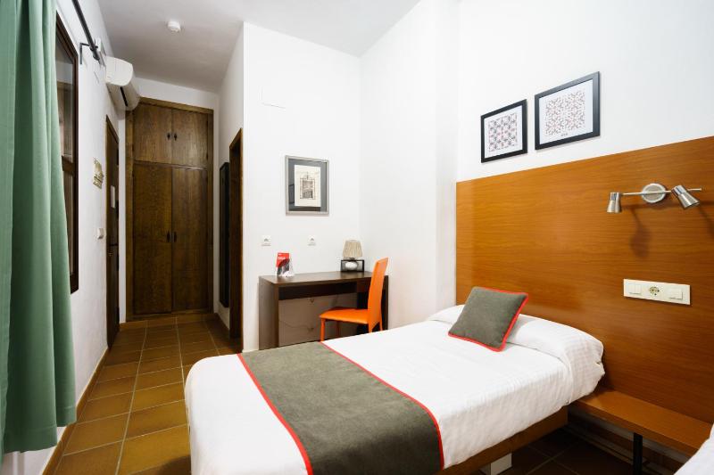 Budget Double Room image 4