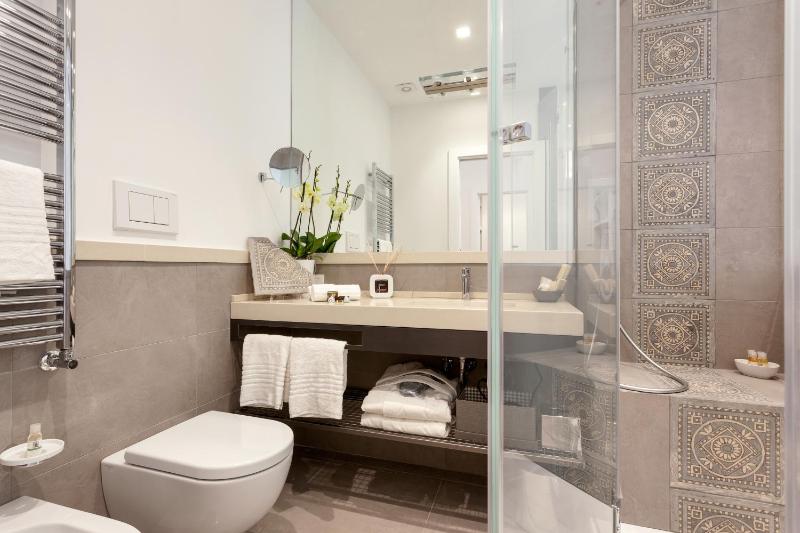 Deluxe Double Room with Balcony image 2