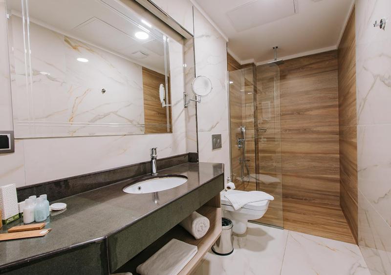 Black Sea Suite with Spa Bath image 2