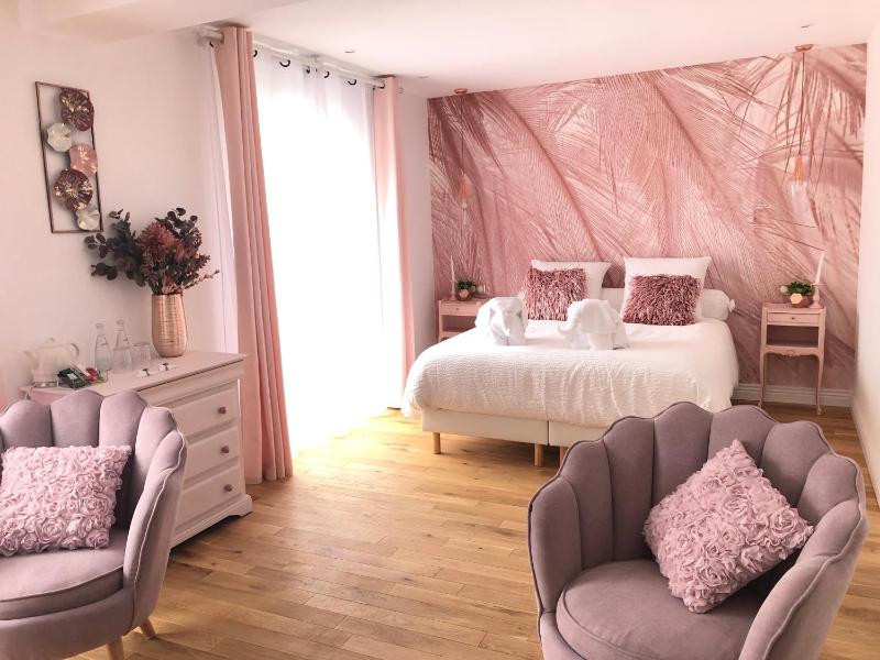 Queen Room with Garden View image 1