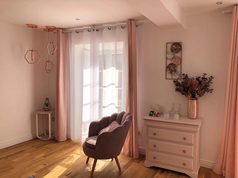 Queen Room with Garden View image 4