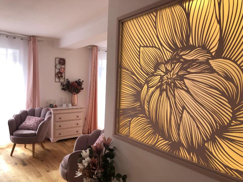 Queen Room with Garden View image 3
