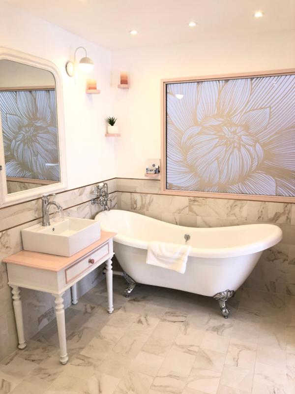 Queen Room with Garden View image 2
