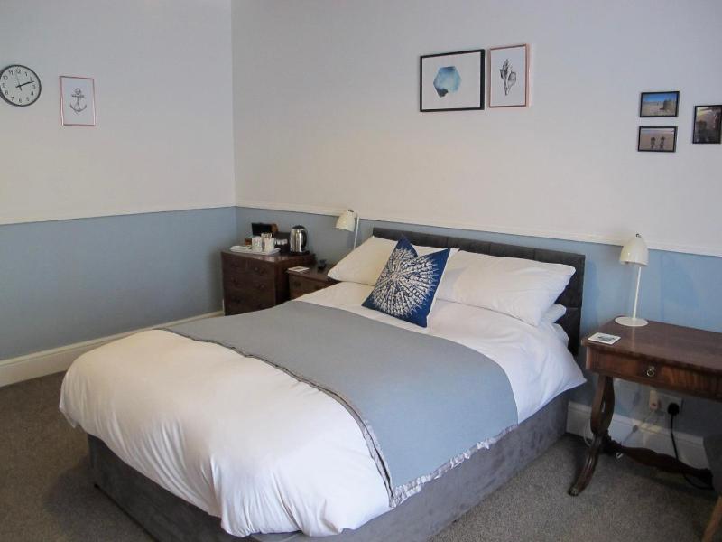Double Room image 3
