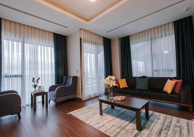 Executive Suite With Balcony and Sea View image 4