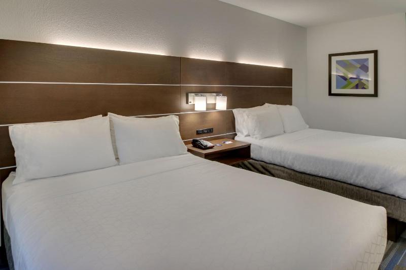 Standard Room with Two Queen Beds image 2