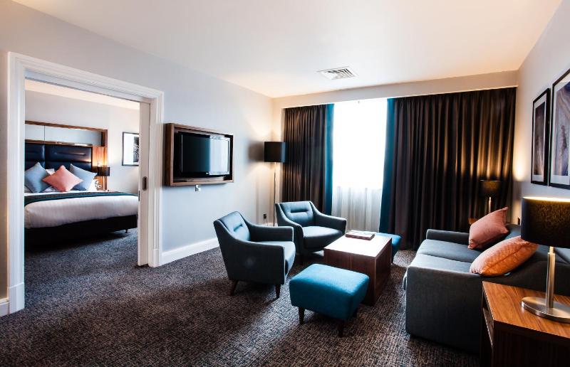 One-Bedroom Queen Suite with Lounge Access image 4