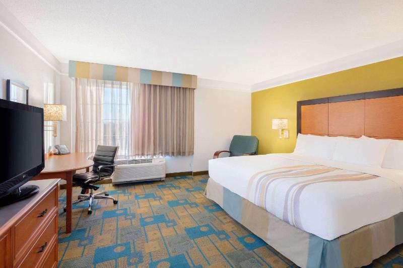 King Room with Bath Tub - Mobility/Hearing Accessible - Non-Smoking image 2