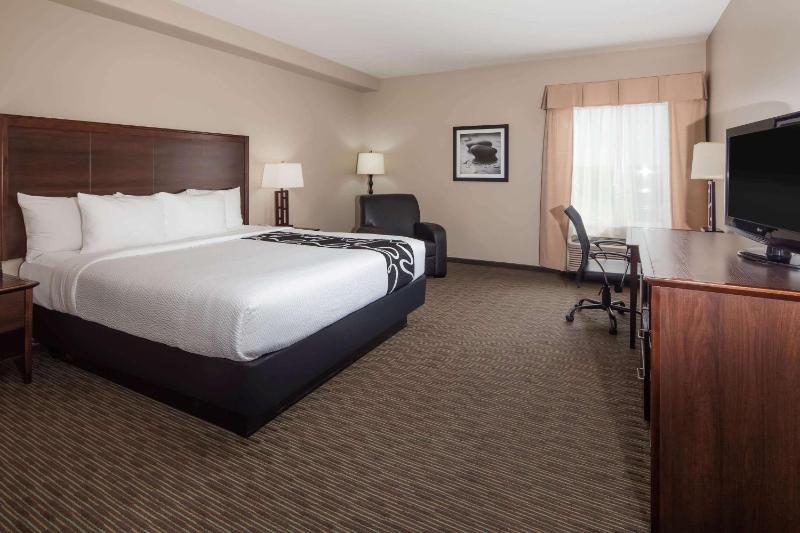 King Room with Mobility/Hearing Impaired Access - Non-Smoking image 2
