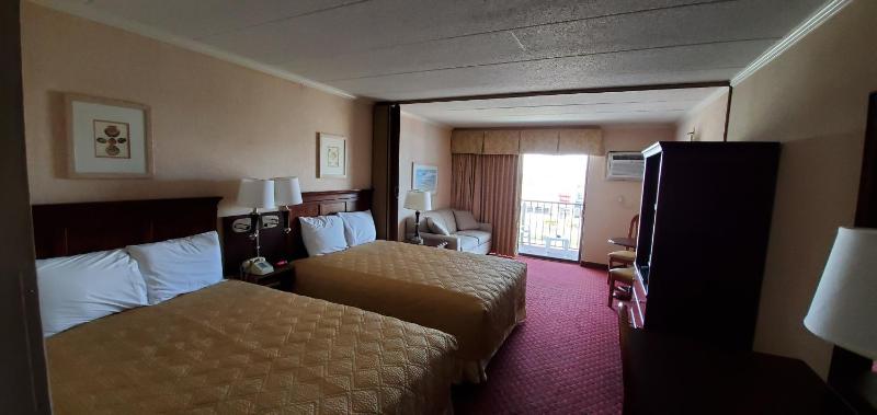 Queen Room with Two Queen Beds image 4